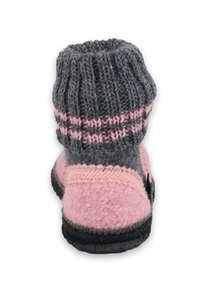 Grijze en roze gebreide sloffen met een omgevouwen boord, ronde vorm en platte zool. Kenmerken zijn het bicolore textiel met decoratieve stiksels.