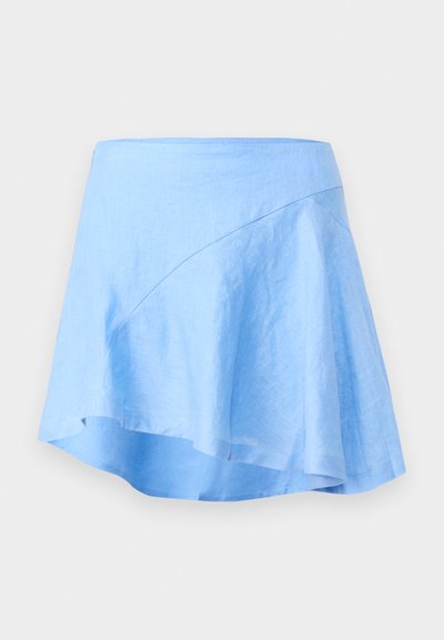 Világoskék vászon szoknya A-vonalú szabással és aszimmetrikus alsó szegéllyel. Simasága és minimális varrási részletei jellemzik.