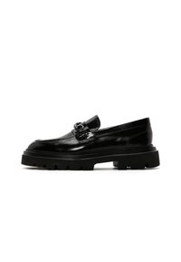 Mocasines de cuero negro con suela de goma negra gruesa, detalle decorativo de hebilla y acabado suave. Diseño clásico con acentos modernos.