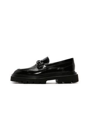 Schwarze Lederloafers mit einer dicken schwarzen Gummisohle, dekorativen Schnallen-Details und glatter Oberfläche. Klassisches Design mit modernen Akzenten.