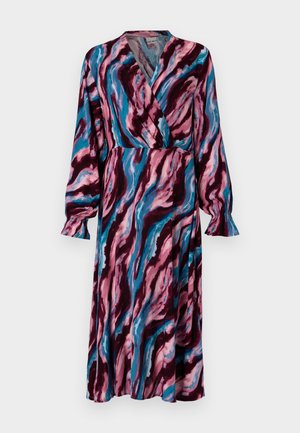 Dlhé šaty v zavinovacom štýle s vírivým vzorom tmavej marhuľovej, ružovej a modrej farby. Vyrobené z ľahkej látky s volánovými rukávmi.
