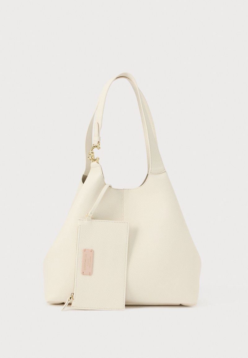 Borsa a tracolla in pelle color crema con pochette con zip staccabile abbinata e dettagli in metallo dorato su sfondo bianco semplice.