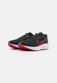 Nike Performance QUEST 6 - Hardloopschoenen voor op de weg - black/white/university red/dark smoke grey
