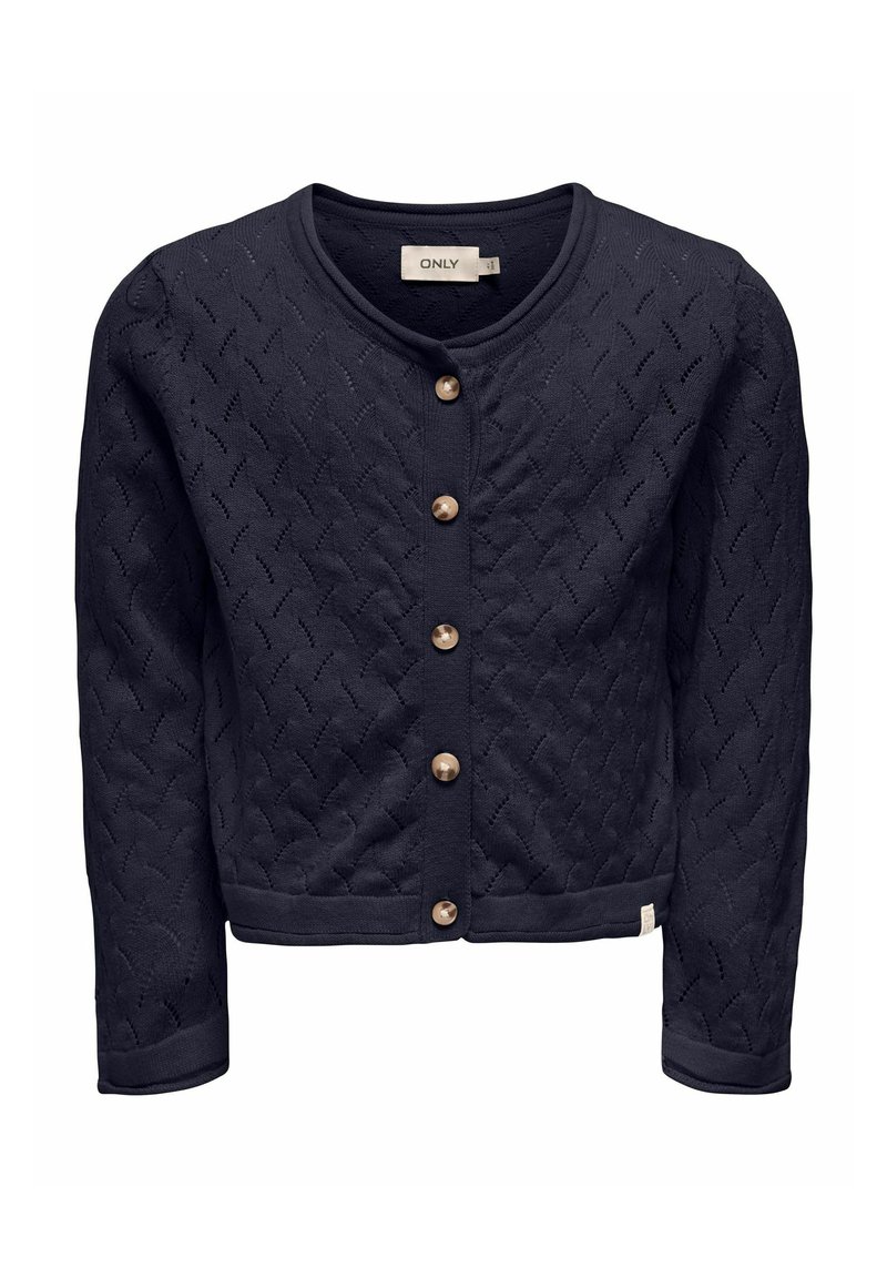 Mornarsko modra pletena jopica z teksturiranim vzorem, okroglo izrezano vratno linijo in zlatimi gumbi spredaj; dolgi rokavi in valoviti manšeti.