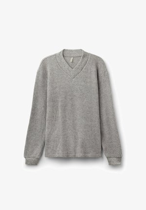 Grauer gerippter Strickpullover mit V-Ausschnitt und langen Ärmeln. Weiche Textur mit lockerer Passform und elastischen Bündchen.