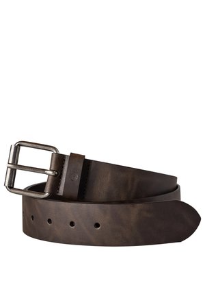 Cintura in pelle marrone con una texture invecchiata, dotata di una fibbia in metallo argentato e di diversi fori per la regolazione. Design classico.