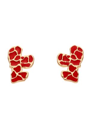 Ørestikker i guldton med abstrakte røde emaljeformer i uregelmæssige mønstre, der minder om koral eller mosaik.