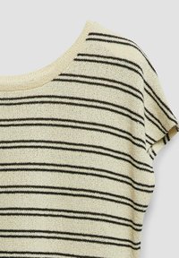 Haut beige en maille à manches courtes avec fines rayures horizontales noires et col rond sur un fond uni.