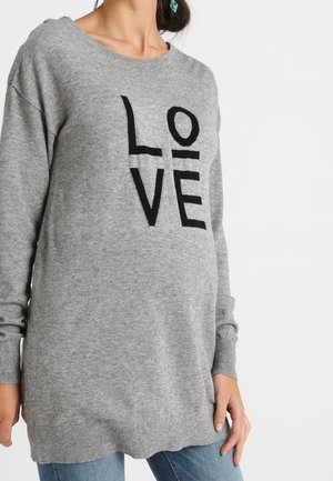 Grijze trui van gebreide stof met de tekst "LOVE" in zwart. Licht oversized pasvorm, geribbelde manchetten en zoom, ronde halslijn.
