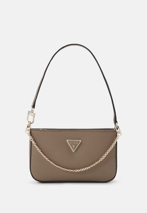 Kleine bruine crossbodytas met een gouden ketting en een driehoekig Guess-logo aan de voorkant, met een verstelbare schouderriem.