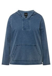 Džínově modrý pulovr s kapucí, v dekoltu do V, dlouhými rukávy, přední kapsou a texturovaným materiálem. Obsahuje švy zdůrazňující okraje.