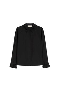 Blusa nera con colletto strutturato decorato con perline. Le maniche lunghe presentano dettagli decorativi di perline sui polsini. Tessuto dalla texture liscia.