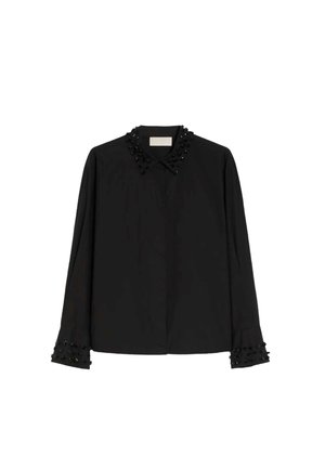 Blusa nera con colletto strutturato decorato con perline. Le maniche lunghe presentano dettagli decorativi di perline sui polsini. Tessuto dalla texture liscia.