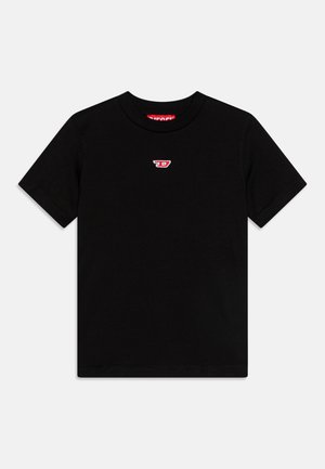 T-shirt in cotone nero con colletto rotondo, maniche corte e un piccolo logo rosso e bianco ricamato sul petto. Texture liscia, vestibilità standard.