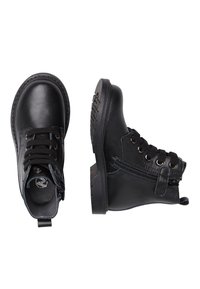 Zwarte leren enkellaarsjes met een ronde neus, voorzien van veters en een zijrits, tekstuur rubberen zolen en een minimalistisch ontwerp.