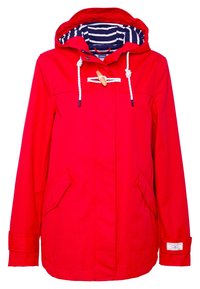 Chaqueta impermeable roja con interior a rayas azul marino, dos bolsillos delanteros, capucha con cordón ajustable y cierre con tope.