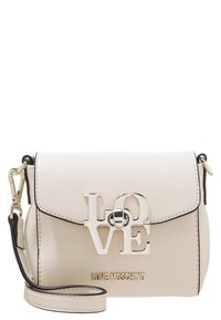 Krämfärgad Love Moschino-väska med guldtonad "LOVE" lås och avtagbar axelrem med svarta kantdetaljer.