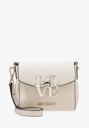 Sac Love Moschino de couleur crème avec un fermoir doré en forme de "LOVE" et une bandoulière amovible avec des détails en bord noir.