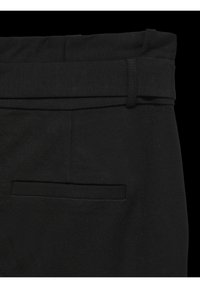 Pantalon noir en tissu lisse, avec une large ceinture et une poche passepoilée unique à l'arrière. Le design est minimaliste et épuré.