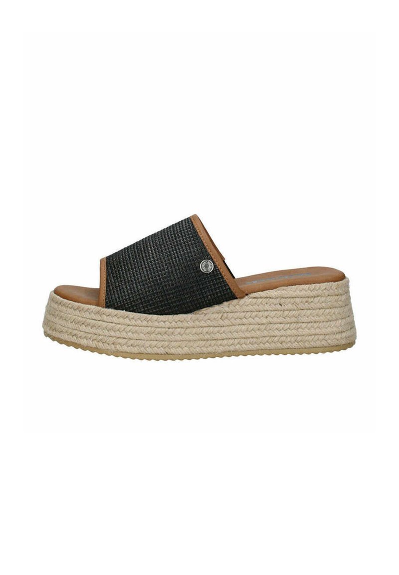 Infradito in tessuto nero intrecciato con una fibbia in pelle color tan e suola a zeppa in juta. Presenta un dettaglio con logo sul lato. Design complessivo casual.