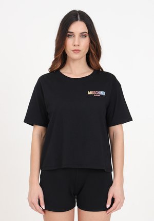 T-shirt Moschino Swim nera, vestibilità comoda, maniche corte, scollo rotondo, con un logo multicolore sul lato sinistro del petto. Tessuto morbido.