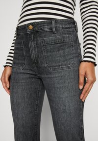 Wrangler FLARE - Jean flare - washed black