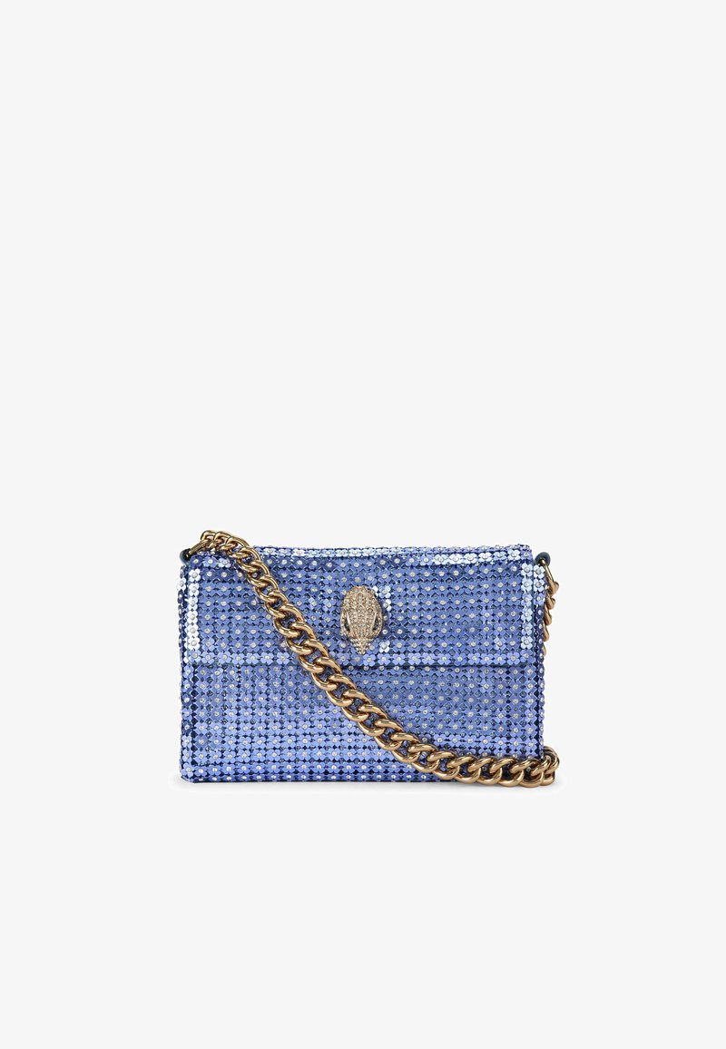 Sac à main bleu pailleté avec une chaîne en or, doté d'une fermeture à rabat et d'un emblème décoratif à l'avant. Forme rectangulaire.