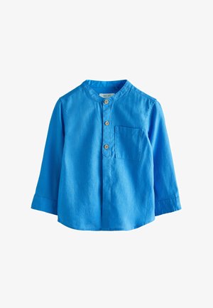 Kék hosszú ujjú kisgyermek ing mandarin gallérral, három fa gombbal az első fedőlapon és bal oldalon mellzsebbel.