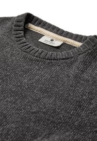 Maglione grigio lavorato a maglia con collo rotondo a coste. Presenta un'etichetta al collo con un accento color crema. Morbida texture e motivo a maglia uniforme.