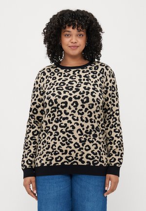 Beige en zwarte trui met luipaardprint, gemaakt van zacht breiwerk. Heeft een ronde halslijn, lange mouwen en een contrasterende zwarte zoom.