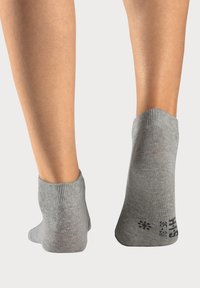 Graue Baumwollknöchelsocken mit einem gerippten Bündchen, ausgestattet mit einer glatten Textur und bedruckten Details auf der Sohle. Keine Muster oder Akzente sichtbar.