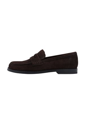 Mocassin homme en daim marron foncé avec une semelle noire basse et une bride décorative sur le dessus.