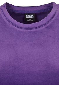 Paarse katoenen T-shirt met een ronde halslijn, met een zachte textuur en een label met "Urban Classics" in maat XS.