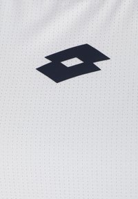 Logo geometrico nero su tessuto bianco perforato, che suggerisce un materiale per abbigliamento sportivo.