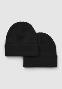 Berretti neri a maglia in un design piegato, con una consistenza morbida e una finitura liscia, con due pezzi identici impilati uno accanto all'altro.