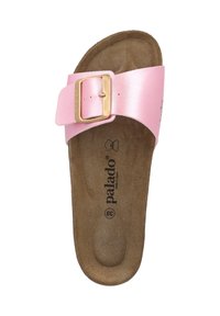 Sandalo slide sintetico rosa con una larga fascia e una fibbia in tono oro. Plantare in sughero con una superficie marrone testurizzata. Nome del marchio stampato all'interno.