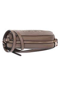 Crossbody taske i tan læder med lynlås, fremhævet af guldfarvet hardware. Har en justerbar rem og præget logo foran.