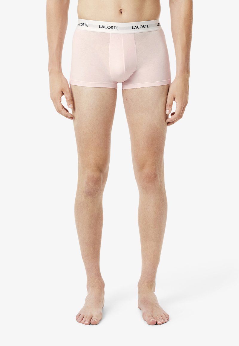 Helle rosa Boxershorts aus Baumwolle mit einem elastischen Bund mit Lacoste-Logo, ausgestattet mit einer figurschmeichelnden Passform und glatter Textur.