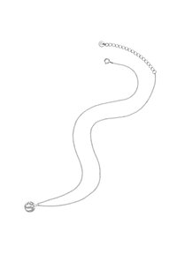 Sudraba kaklarota ar smalku, savijamu ķēdes dizainu un apaļu, teksturētu kulonu. Iespējams regulēt garumu ar virvju sprādzi.