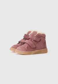 Roze suède enkellaarsjes met witte nepbontvoering, twee klittenbandsluitingen, rubberen zolen en reliëfmerk op de hak.