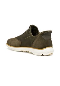 Zapatilla verde oliva con suaves paneles de ante y tejido, suela de amortiguación blanca y marca Geox en el talón para transpirabilidad y comodidad.