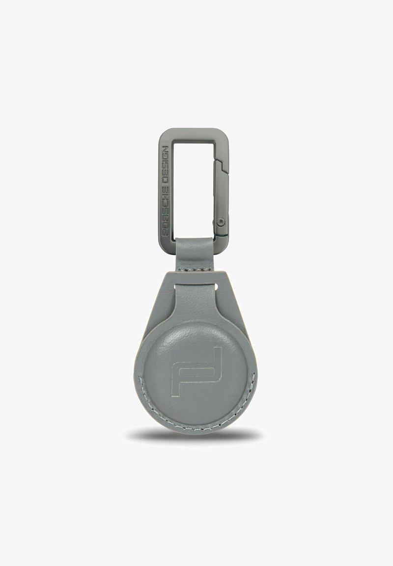 Llaveros de cuero gris con base circular y correa plana, que presentan un mosquetón gris metálico y un detalle de logo en relieve.