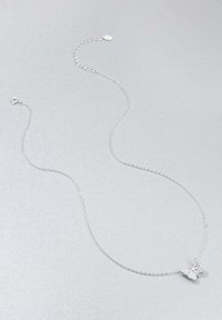 Srebrny naszyjnik z motylem, z delikatnym łańcuszkiem i zapięciem, z teksturowanym zawieszką w kształcie motyla jako kluczowym elementem projektu.