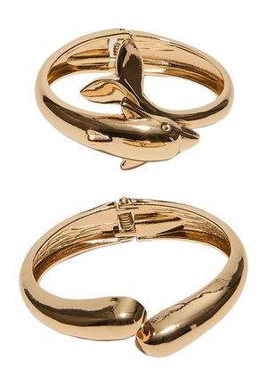 Dve náramky v zlatom tóne, jeden s dizajnom delfína a pántovým zapínaním, druhý hladký pevný pás so záverečným otvorením.