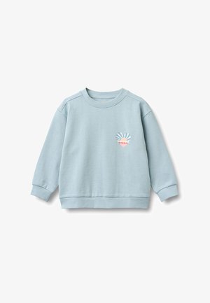 Lyseblå langærmet sweatshirt med ribstrikkede manchetter og kant, med et lille hjerteformet motiv med sol og bølger på venstre bryst.