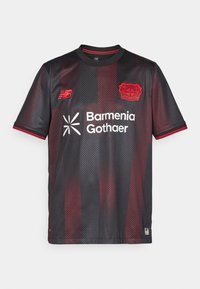Sort sports jersey med røde lodrette striber, mesh tekstur, New Balance-logo, klubmærke og sponsorlogos trykt i hvidt.