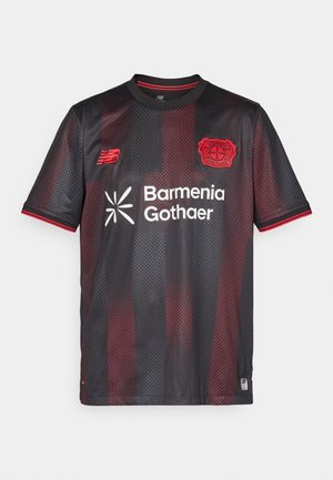 Schwarzes Sporttrikot mit roten vertikalen Streifen, Mesh-Struktur, New Balance-Logo, Vereinswappen und Sponsorlogos in Weiß aufgedruckt.