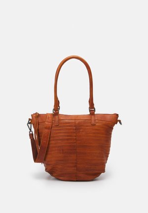 Sac cabas en cuir marron avec des détails cousus horizontaux, deux poignées et une bandoulière réglable sur un fond clair.