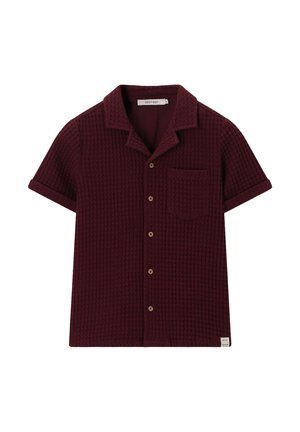 Kortemouwen, gestructureerd bordeaux knoopoverhemd met een ingezakte kraag en borstzak, met een klein wit merklabje aan de zoom.