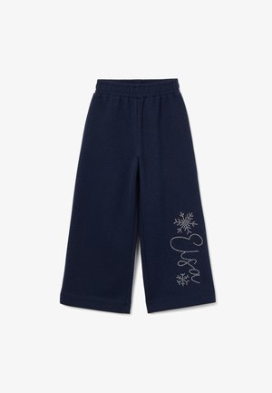 Pantalones de pierna ancha en color navy con cinturilla elástica, que presentan acentos de copos de nieve brillantes en plata y texto en el lado inferior izquierdo. Textura de tela suave.